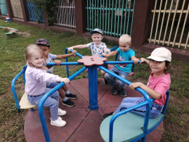 «День качания на качелях». «День качания на качелях».