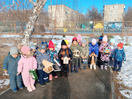 «Невеличка птичка, а свой праздник знает» «Невеличка птичка, а свой праздник знает».