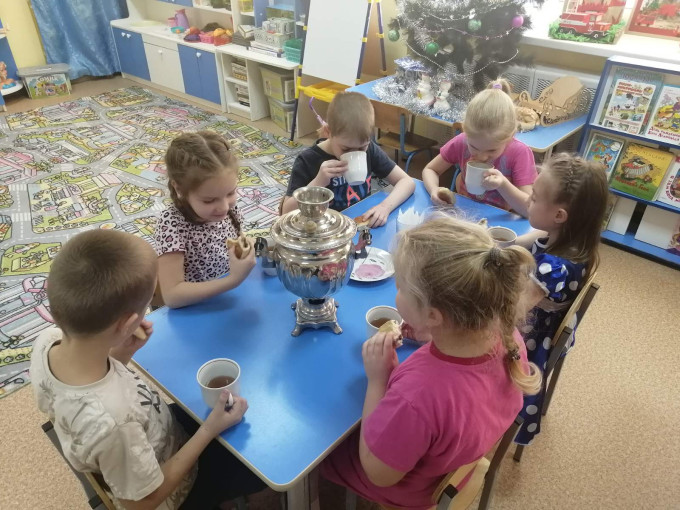 Мы за чаем не скучаем Мы за чаем не скучаем.